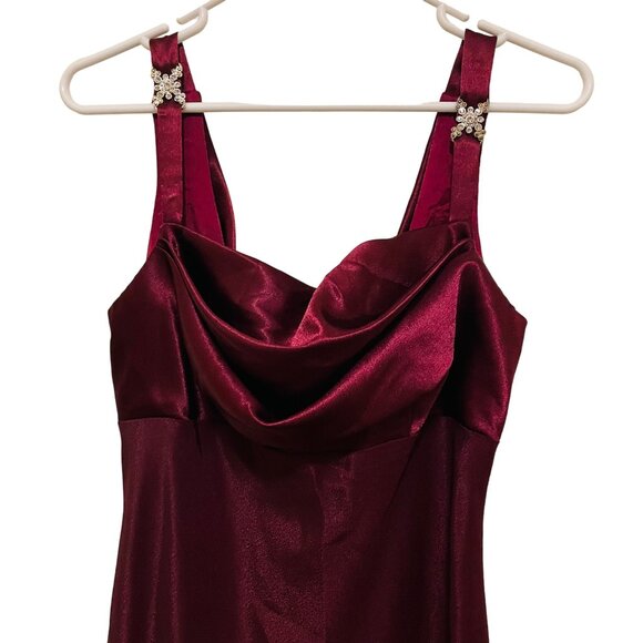 Elegant Burgundy Floor-Length Evening Gown With Rhinestone Brooch Detail & Drape - Picture 3 of 9